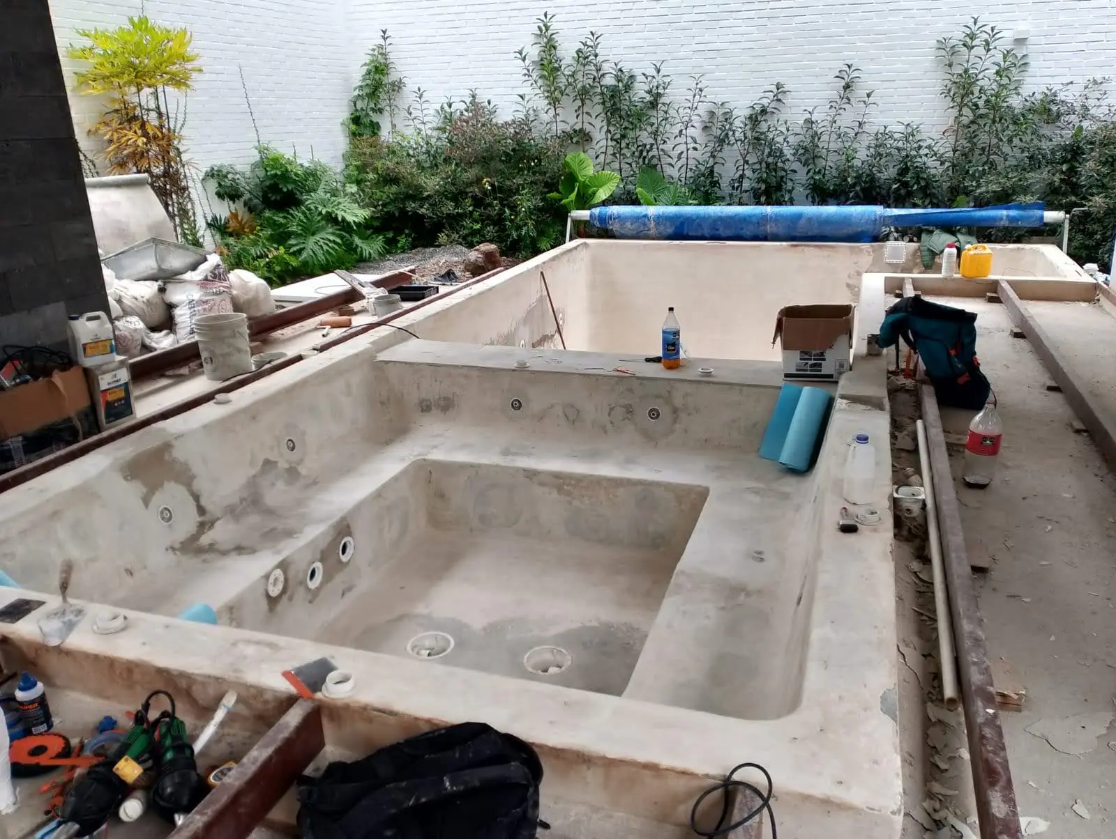 Preparación en Jardín, alberca con sistema RENOLIT por AlbercasVIP, imagen 2