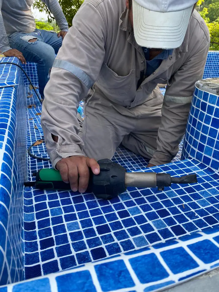 Mosaico Azul en Termofusión, alberca con sistema RENOLIT por AlbercasVIP, imagen 2