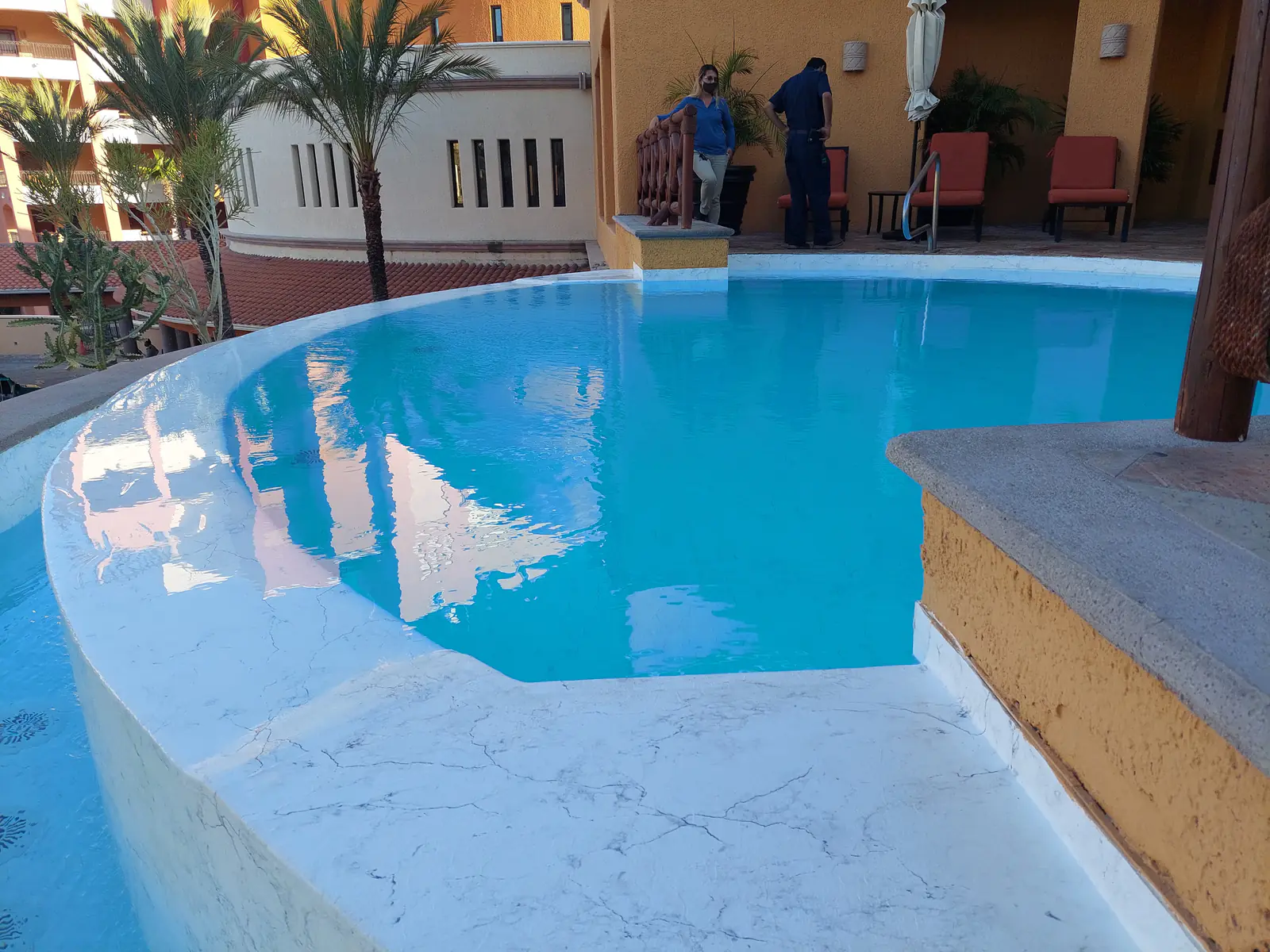 Resort en Acantilado, alberca con sistema RENOLIT por AlbercasVIP, imagen 2