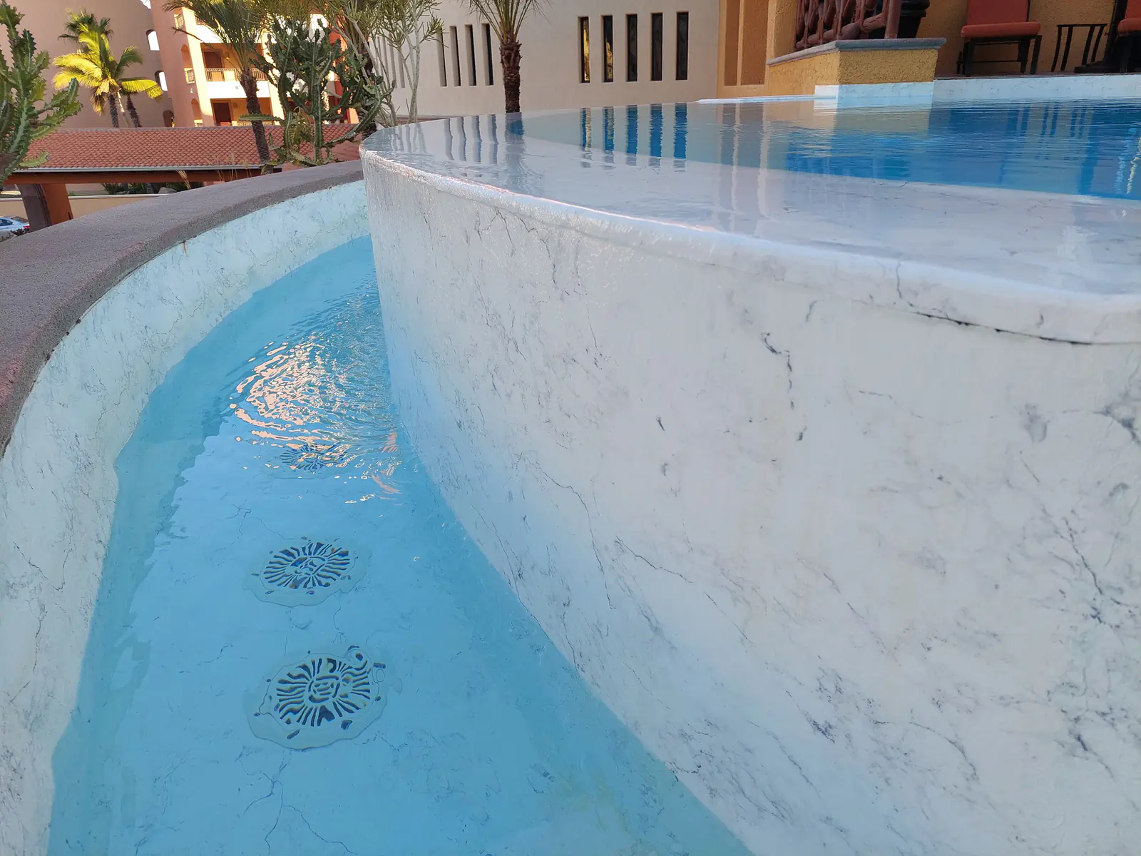 Resort en Acantilado, alberca con sistema RENOLIT por AlbercasVIP, imagen 12