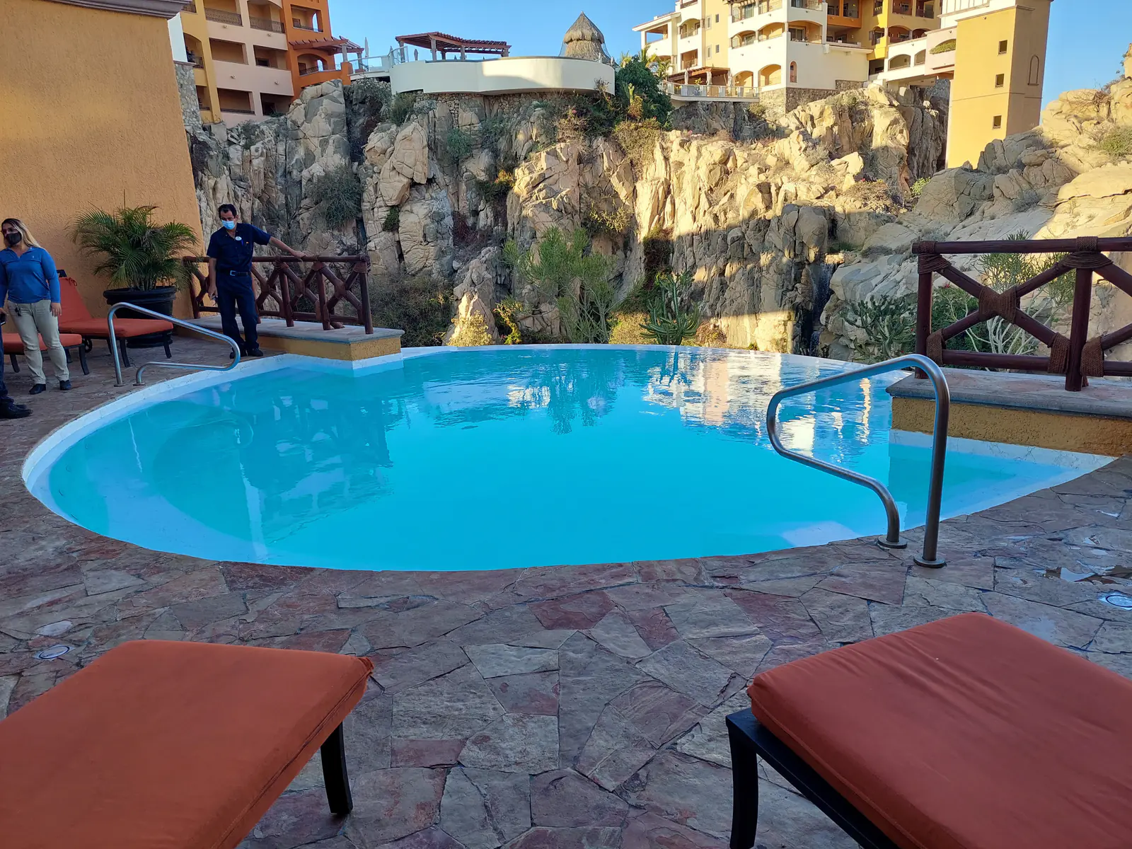 Resort en Acantilado, alberca con sistema RENOLIT por AlbercasVIP, imagen 5