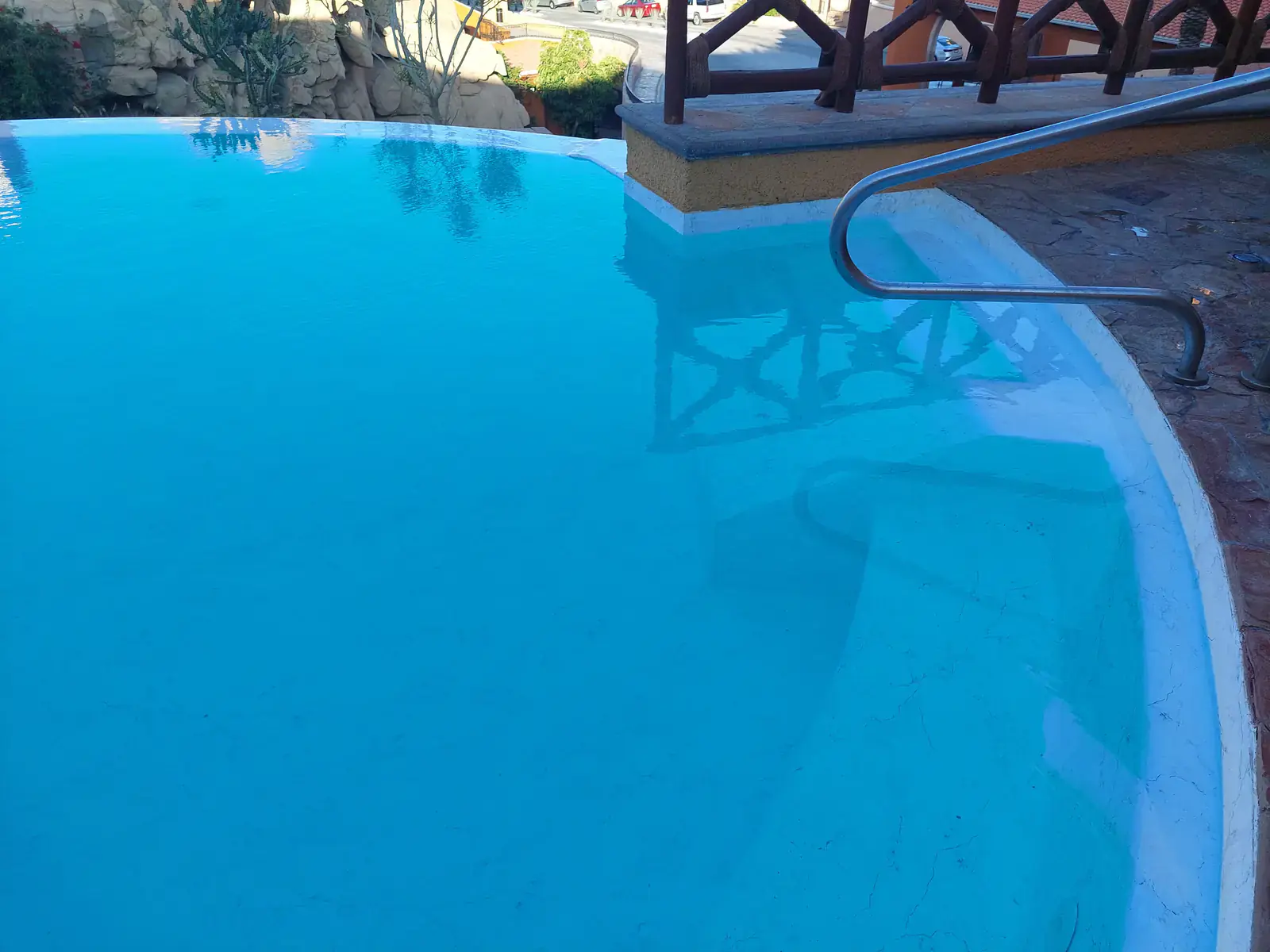 Resort en Acantilado, alberca con sistema RENOLIT por AlbercasVIP, imagen 7