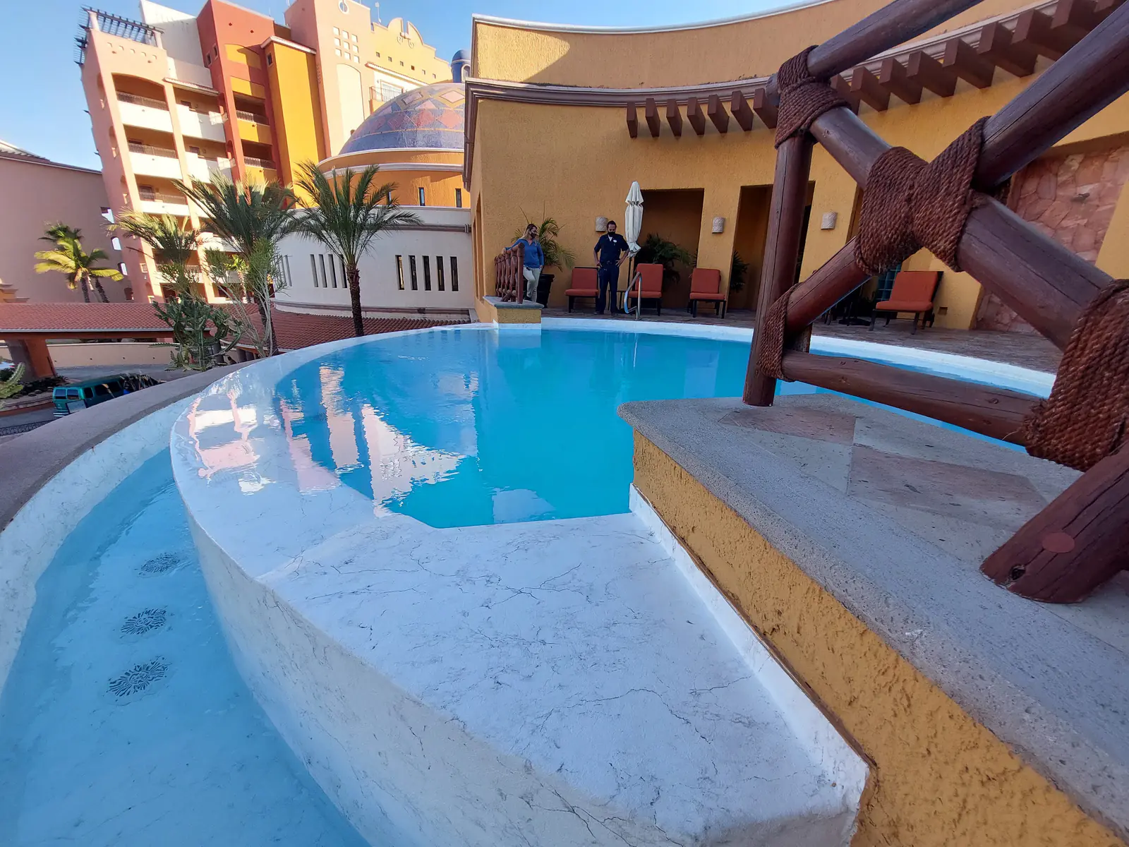 Resort en Acantilado, alberca con sistema RENOLIT por AlbercasVIP, imagen 4