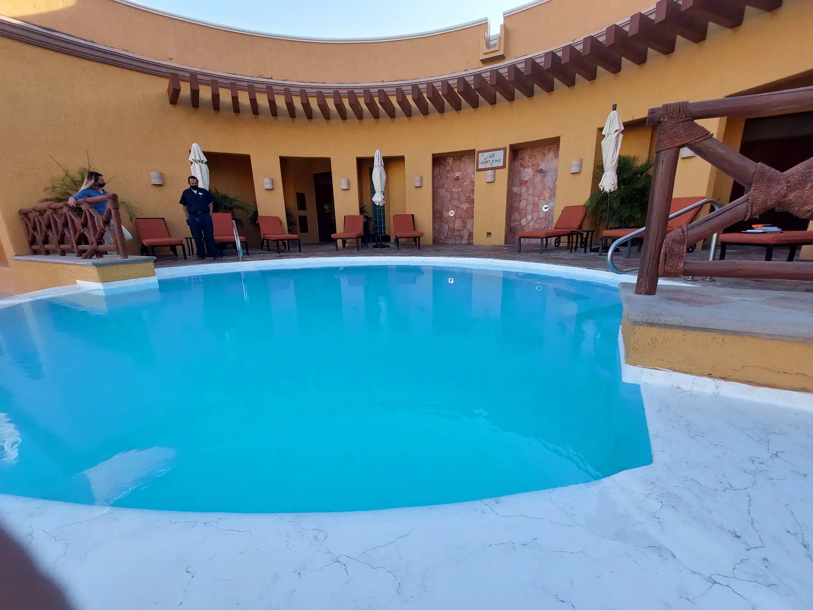 Resort en Acantilado, alberca con sistema RENOLIT por AlbercasVIP, imagen 9