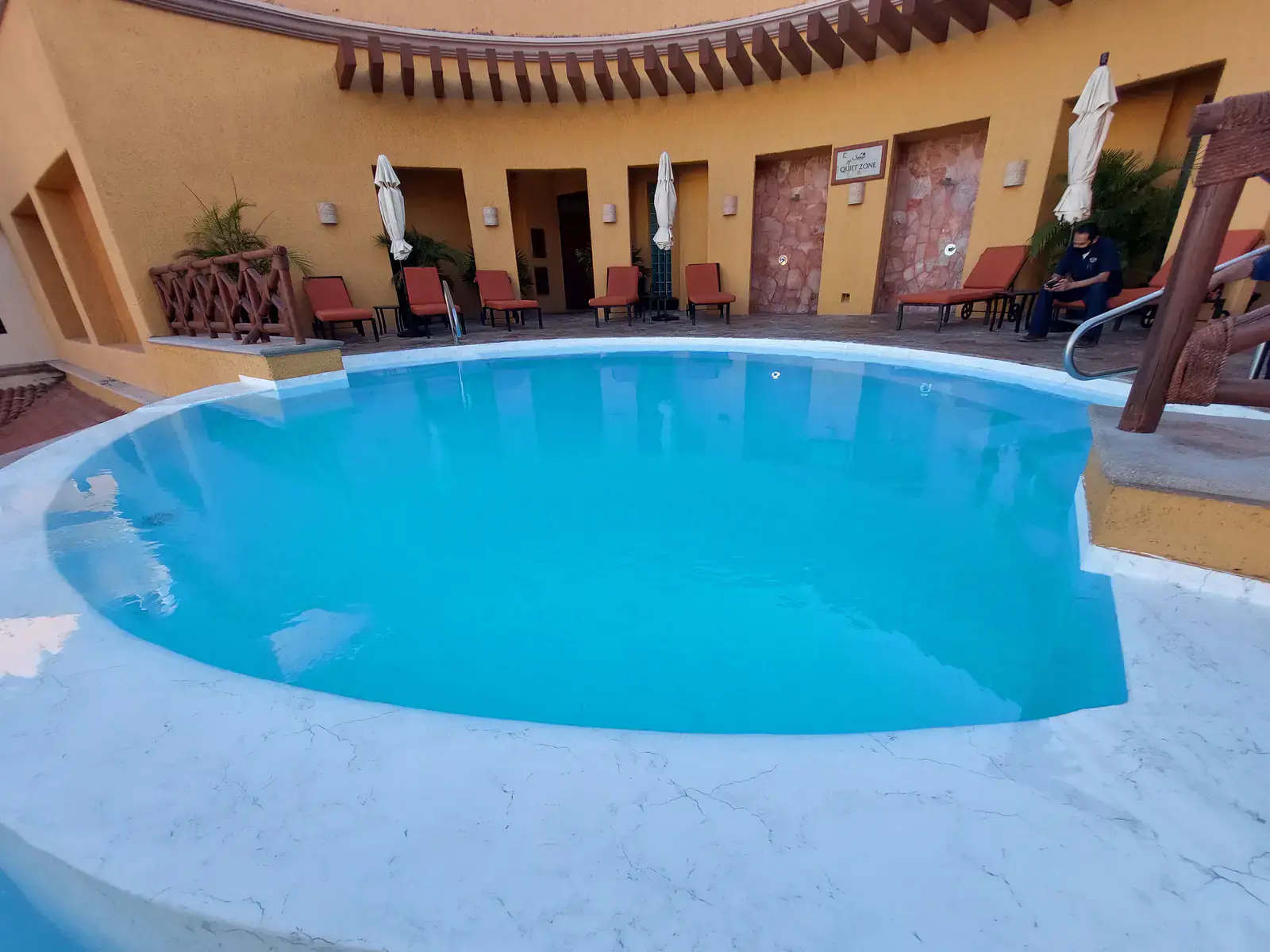 Resort en Acantilado, alberca con sistema RENOLIT por AlbercasVIP, imagen 8