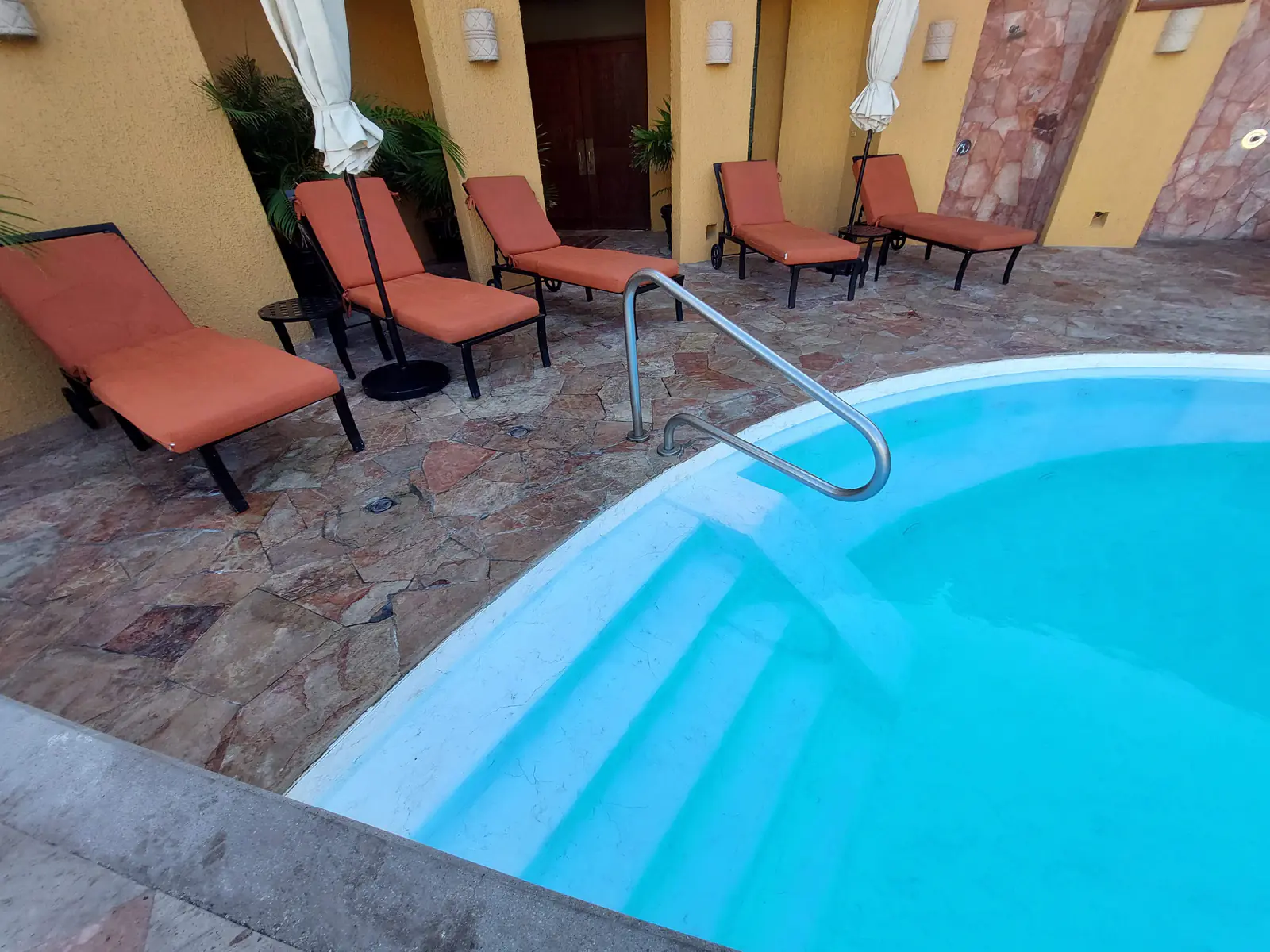 Resort en Acantilado, alberca con sistema RENOLIT por AlbercasVIP, imagen 13