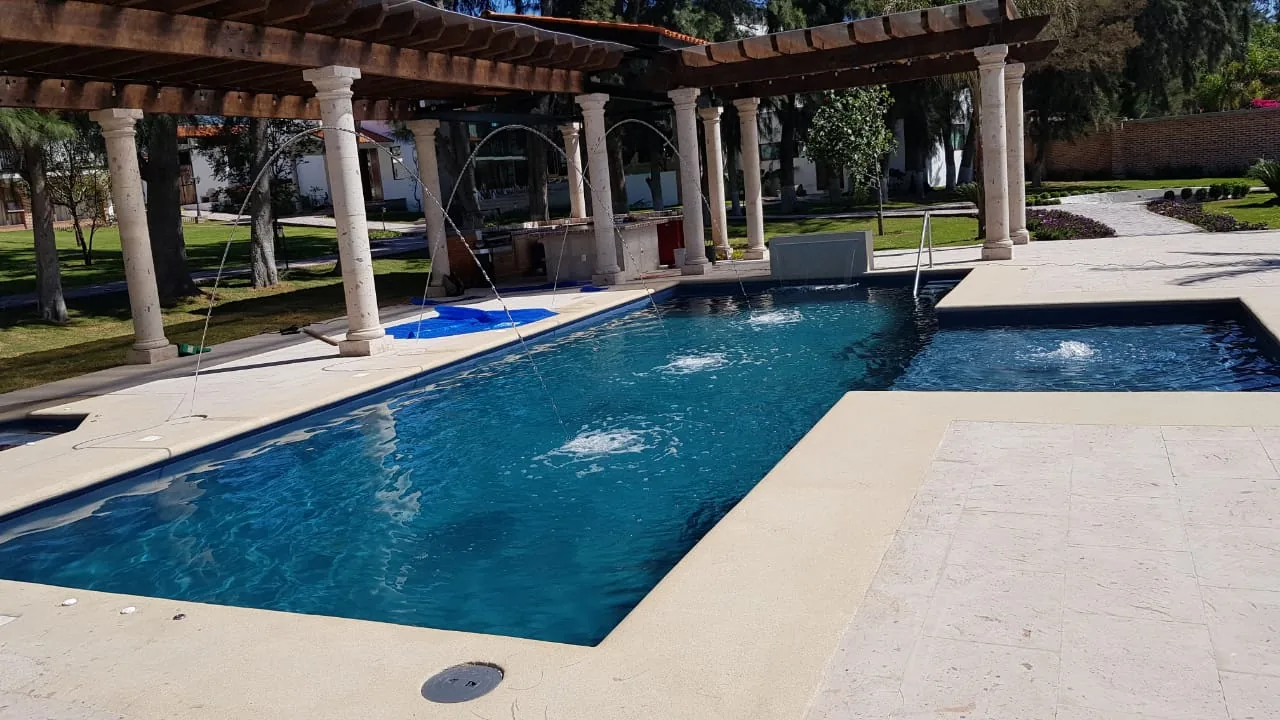 Construcción de alberca premium con sistema RENOLIT